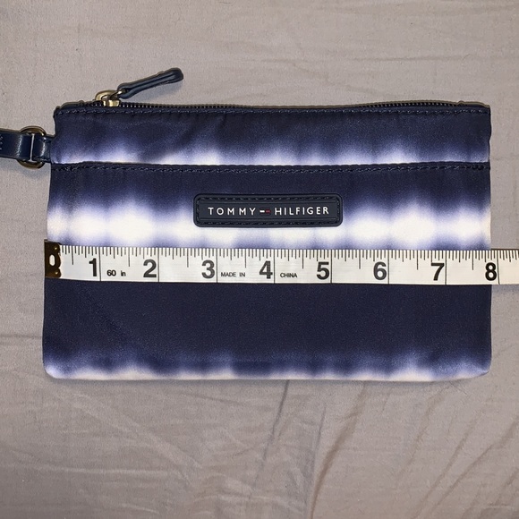 Tommy Hilfiger / Blue & White Wristlet - Picture 4 of 8
